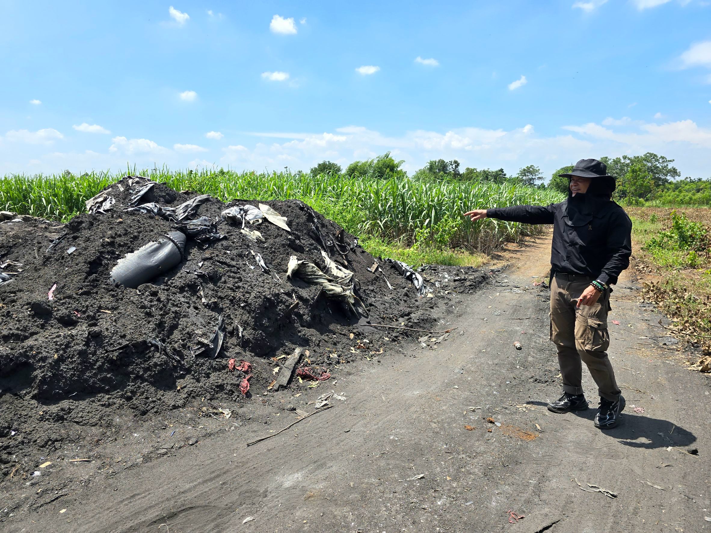 title - วันที่ 24 กรกฎาคม 2569 นายวิทูล ประดิษฐบุญ ปฏิรูปที่ดินจังหวัดปราจีนบุรี มอบหมายให้ นายลิขิต ผันผ่อน ผู้อำนวยการกลุ่มกฎหมาย และเจ้าหน้าที่ ส.ป.ก.ปราจีนบุรี ลงพื้นที่ติดตามปัญหา การลักลอบขนขยะกากของเสียอุตสาหกรรม พื้นที่กบินทร์บุรี